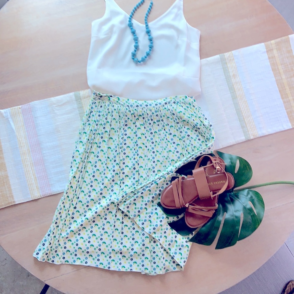 Knee length pleated skirt.
